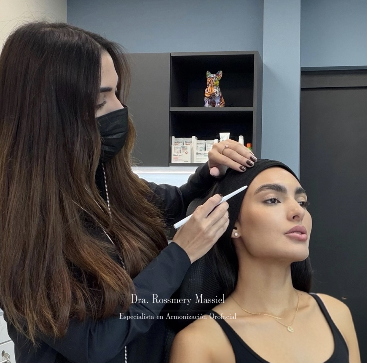Camila Aires durante la valoración facial con Rossmery